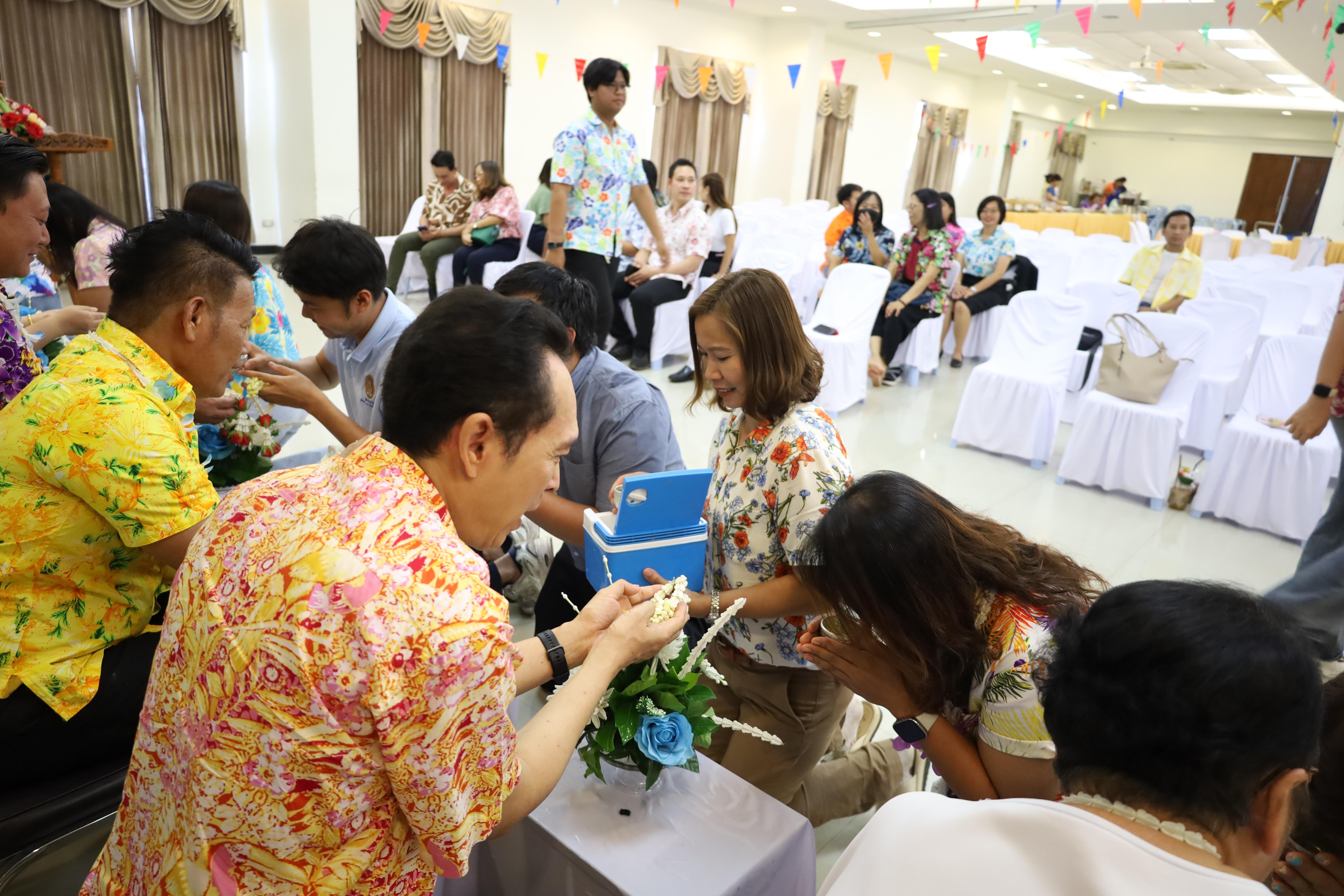 150. วันที่ 26 เมษายน 2568 สาขาการบริหารการศึกษา ได้จัดกิจกรรมรดน้ำดำหัวคณาจารย์ระดับบัณฑิตศึกษา ประจำสาขาการบริหารการศึกษา ณ ห้องประชุมครุร่มสัก 1 ชั้น 3 อาคารคณะครุศาสตร์